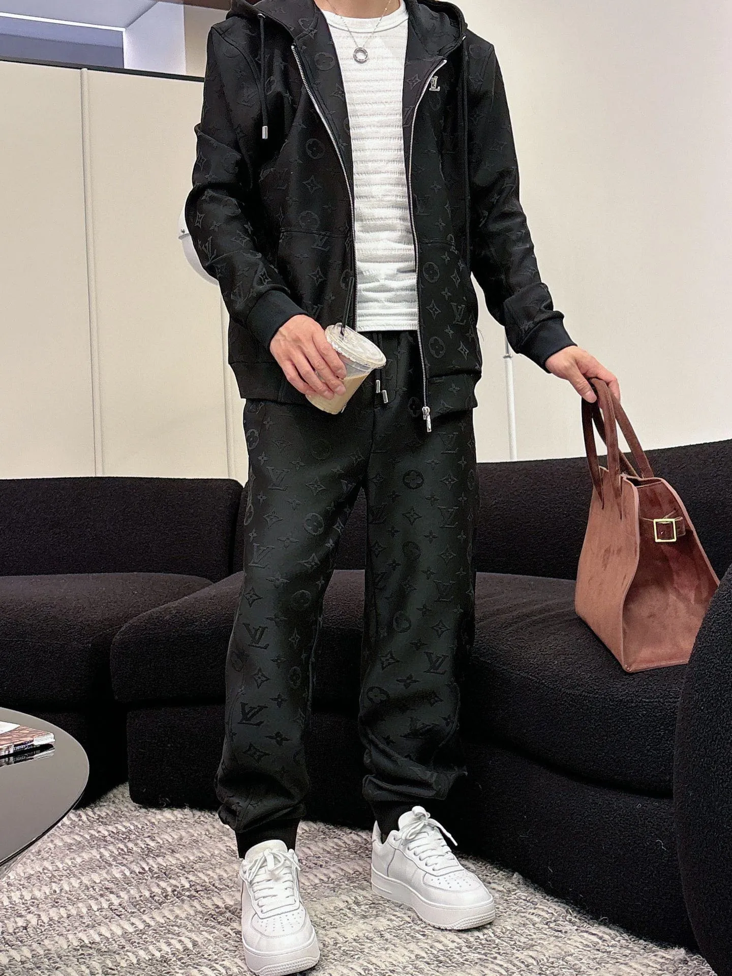 🅿️720 [LV Louis Vuitton] hot-selling suit is coming. Focus on the original version of the official website. 2025 new hot-selling cardigan and sweatshirt suit. The original order is the best. 🇭🇰The meticulous work of top designers. It has a fitting and perfect upper body effect. All-natural high-quality Tencel Roman cotton 100%, close-fitting comfort, noble and elegant! Original hardware embodies elegance and nobility! Counter size: M-3XL (maximum wear up to 190 pounds)